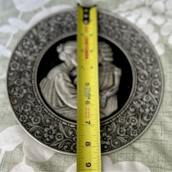 VTG Dainty Sculptured Mom & Daughter Heart Warming Round Etched Art Floral Decor - Picture 7 of 8